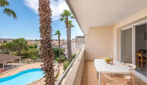 Apartment with Pool View 