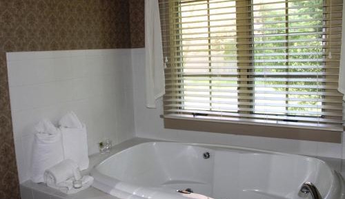 Deluxe Queen Room with Fireplace - Stable (Wild Hunter)