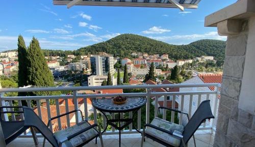 One Bedroom Apartment with Balcony and Sea View