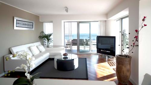 Deluxe Five-Bedroom Apartment with Sea View