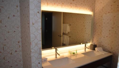 Suite - Hearing Accessible - Non-Smoking