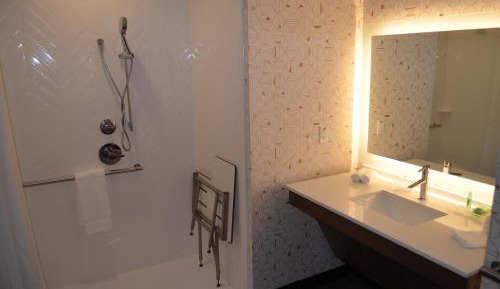 Standard Queen Room with Two Queen Beds and Roll-In Shower - Mobility Access