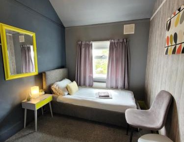 Budget Single Room with Shared Bathroom