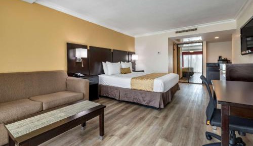 Mini King Suite with Wet Bar - Non-Smoking