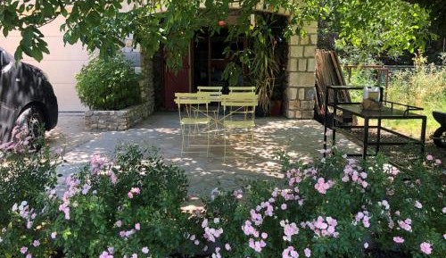 Apartment with Pool View 