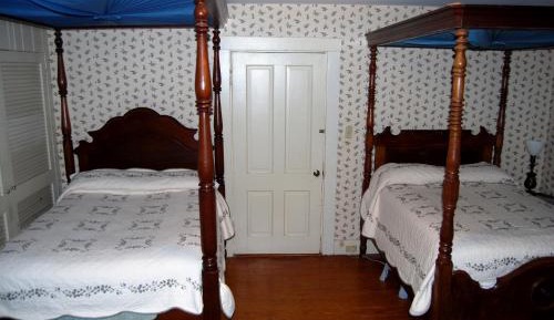 Suite with Shared Bathroom 