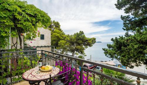 Studio Apartment with Balcony and Sea View
