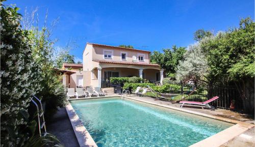 Three-Bedroom Vacation Home 