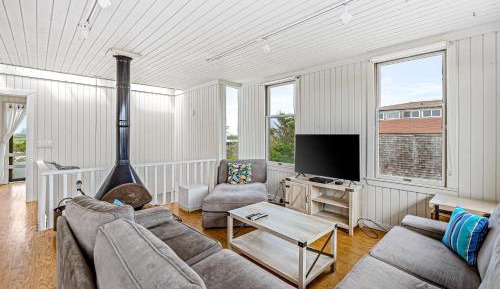 Six Bedroom Holiday Home