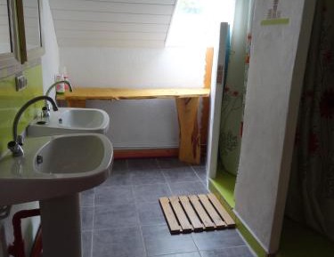 Budget Twin Room with Shared Bathroom