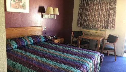 Standard Queen Room - Non-Smoking