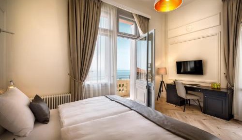 Camelia Suite