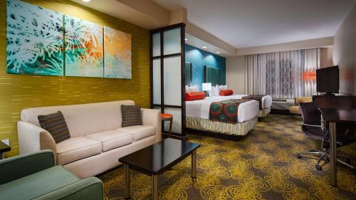 Queen Room with Two Queen Beds and Sofa - Non-Smoking