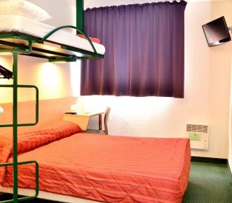 Triple Room with 1 Double Bed and 1 Single Bed