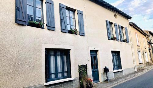 Apartment with Mountain View