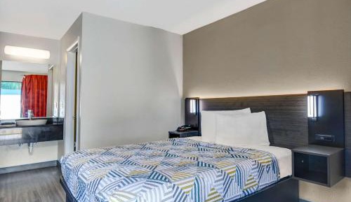 Queen Room - Non-Smoking