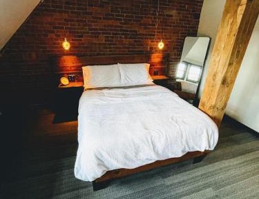 Deluxe Queen Suite