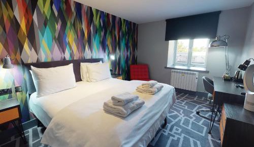 Club Room (FREE GYM & POOL ACCESS)