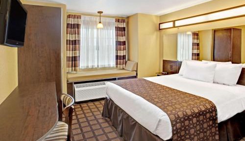Queen Room with Roll-In Shower - Mobility/Hearing Accessible - Non-Smoking