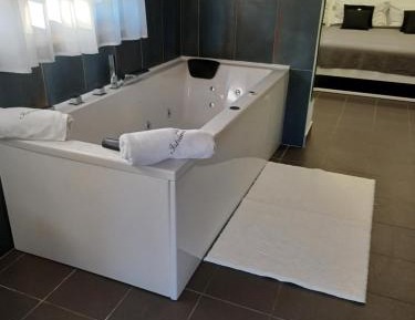 King Room with Spa Bath