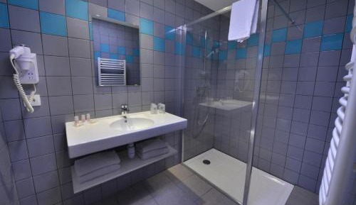 Quadruple Room with 1 Double Bed and 2 Single Beds
