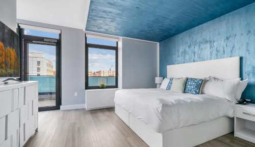 Deluxe King Suite, Balcony, Non-Smoking