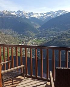 Apartment with Mountain View