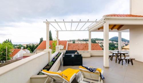 Comfort Studio Apartment with Terrace and City View