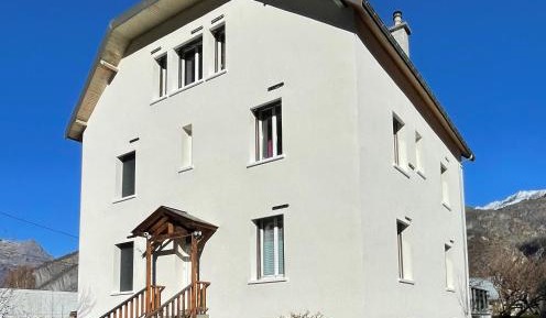 Apartment with Mountain View