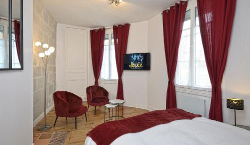 Deluxe One-Bedroom Apartment with City View