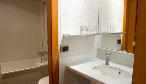 Standard One-Bedroom Apartment (5 Adults)
