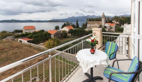 One-Bedroom Apartment with Balcony and Sea View (Second floor)