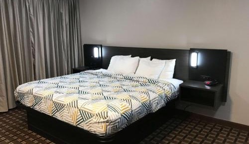 1 King Bed - Non-Smoking, Micfridge