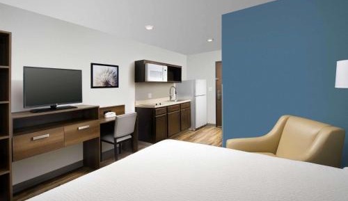Queen Room  with Roll-In Shower - Disability Access/Non-Smoking