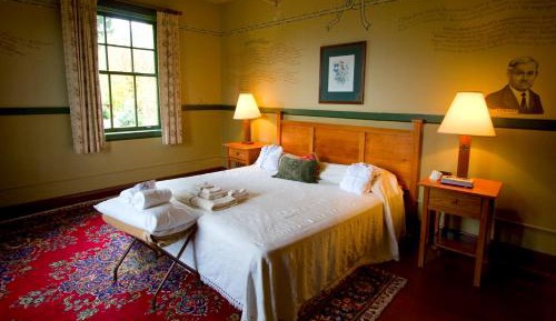 King Room with Shared Bathroom - No Pets 