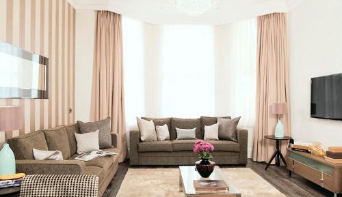 Deluxe One-Bedroom Apartment