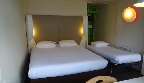 Standard Room - 2 Single Beds 1 Junior Bed up to 10 years