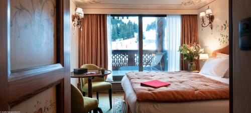 Small Classic room with balcony