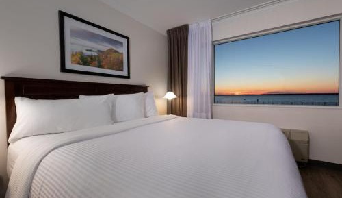 King Suite with River View 