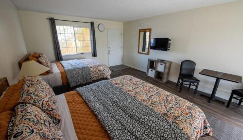 Two Queen Beds - Lower Floor with Garden Access (Dogs Allowed)