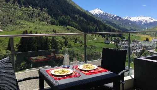 Apartment with Mountain View