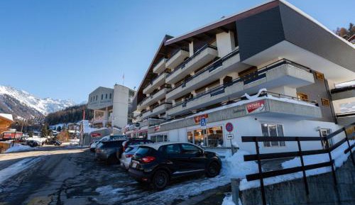 Apartment with Mountain View