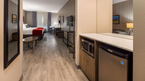 Queen Suite with Two Queen Beds and Bath Tub - Disability Access
