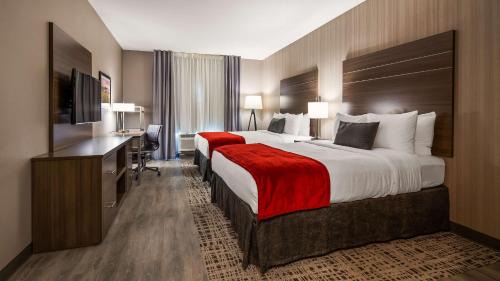 Queen Room with Two Queen Beds with Mobility Accessible Tub