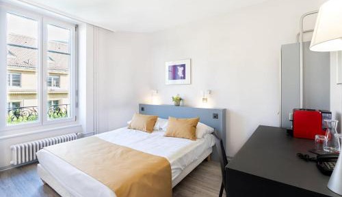 Double Room with Street View