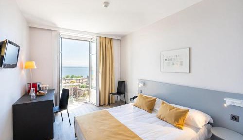 Double Room with Balcony and Lake View