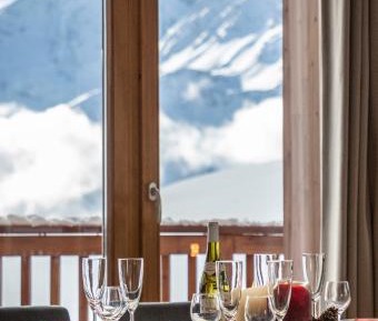 Apartment with Mountain View