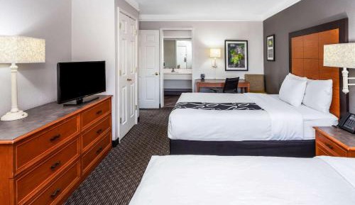 Room with Three Full Beds - Non Smoking