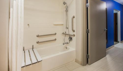 Queen Room with Two Queen Beds - Mobility Access Tub/Non-Smoking