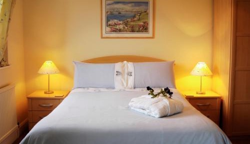 Deluxe Double Room with Side Sea View